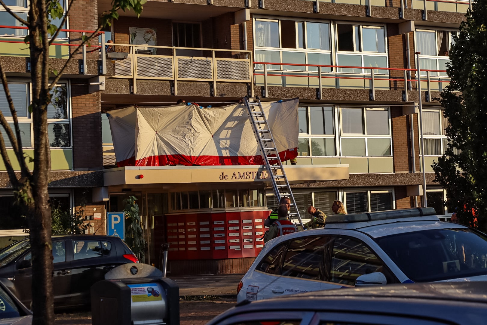 Persoon van balkon gevallen bij wooncomplex