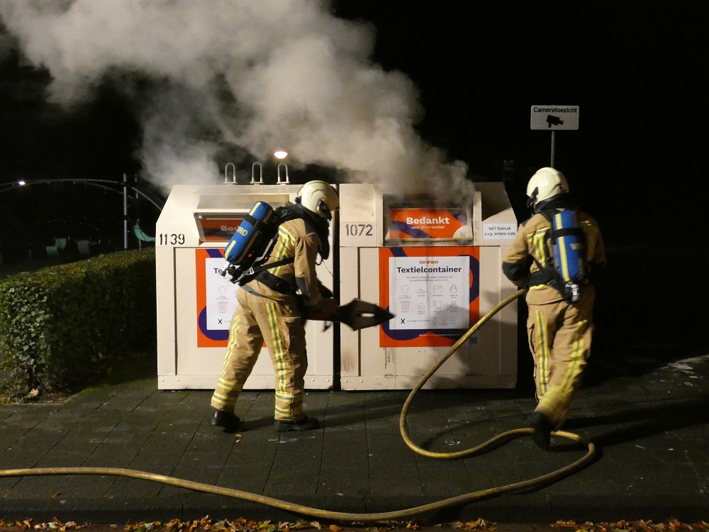 Twee kledingcontainers uitgebrand