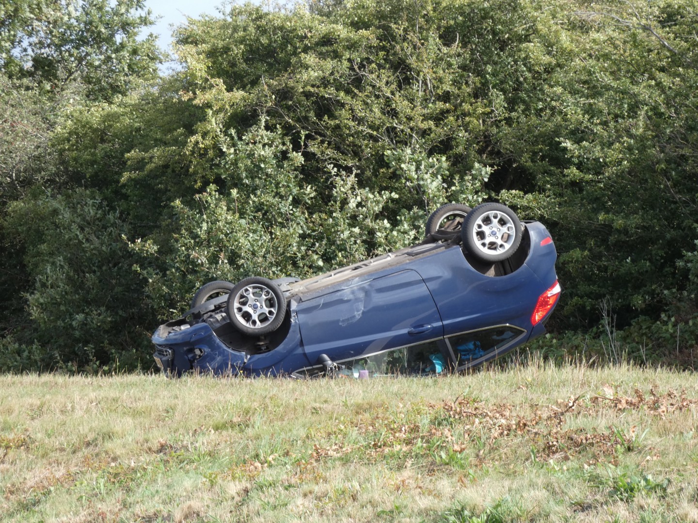 Auto belandt op de kop bij oprit naar snelweg