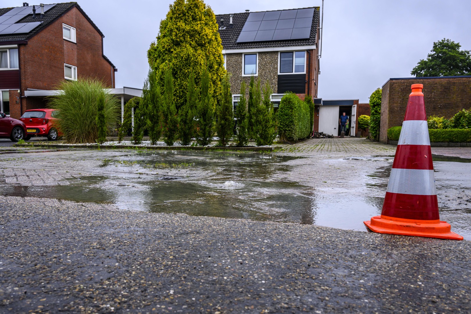 Weg dreigt te verzakken na gesprongen waterleiding