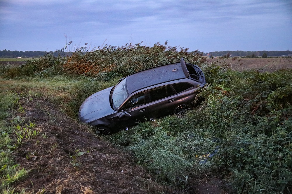 Auto belandt in sloot, bestuurder spoorloos