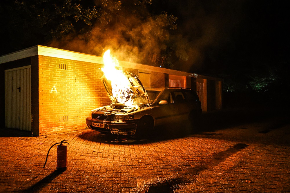 Brandende auto begint te claxonneren en wekt buurt