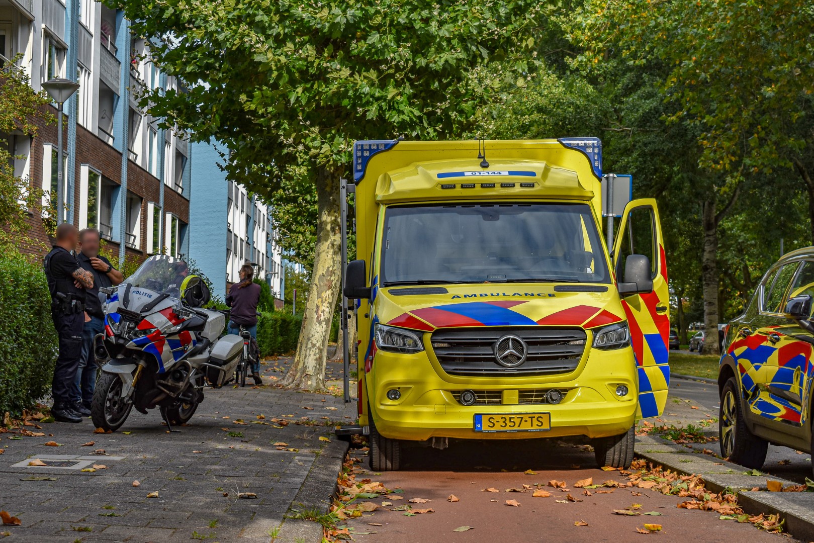 Bestelbus rijdt fietser aan