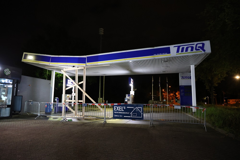 Dak tankstation verzakt, terrein afgesloten