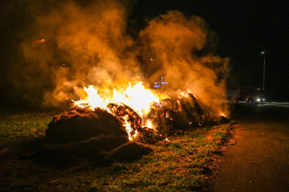 Brandende berg met maaisel zorgt voor veel rookontwikkeling