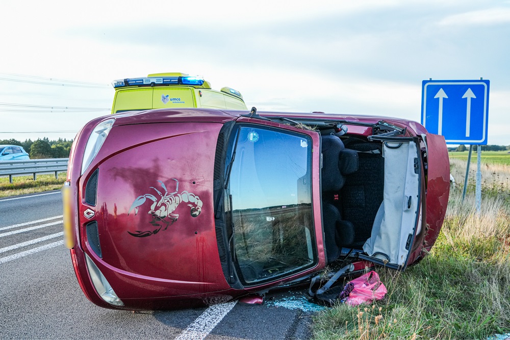 Auto op z’n kant na botsing met andere auto’s