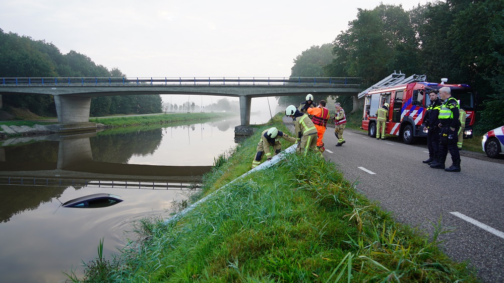 Hulpdiensten massaal uitgerukt voor auto te water
