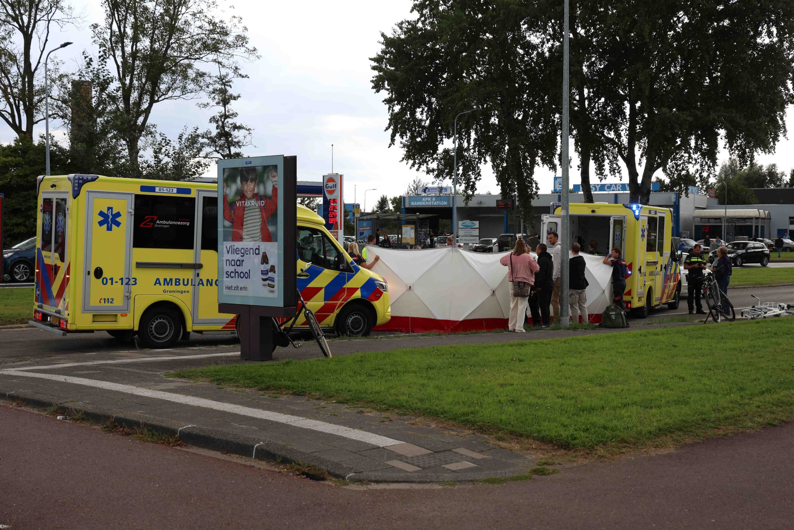 Fietser zwaargewond na aanrijding met auto op druk kruispunt