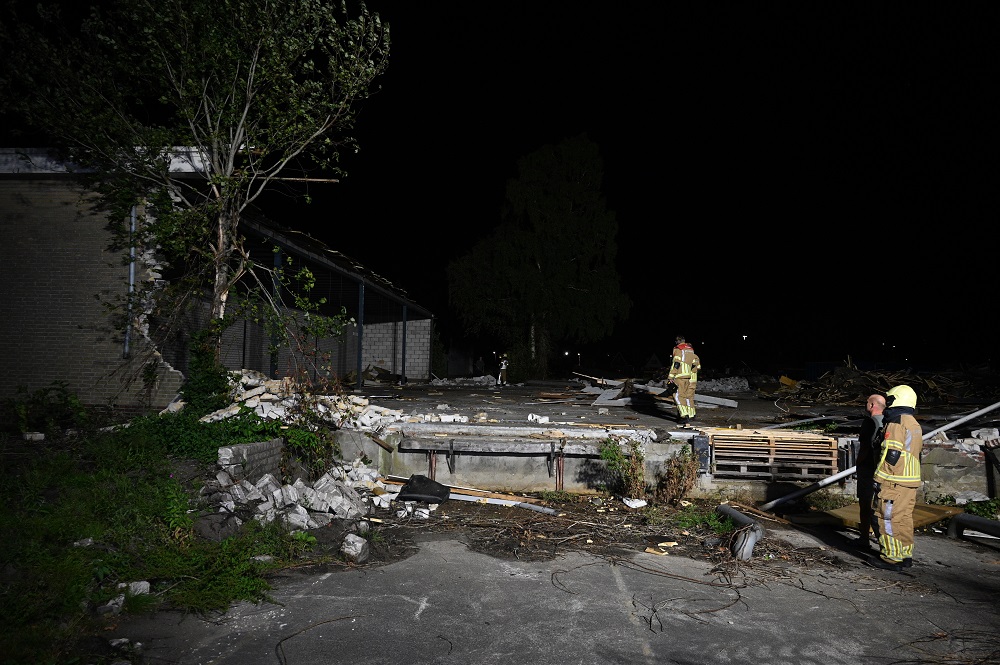 Brandweer rukt uit voor stormschade bij slooppand