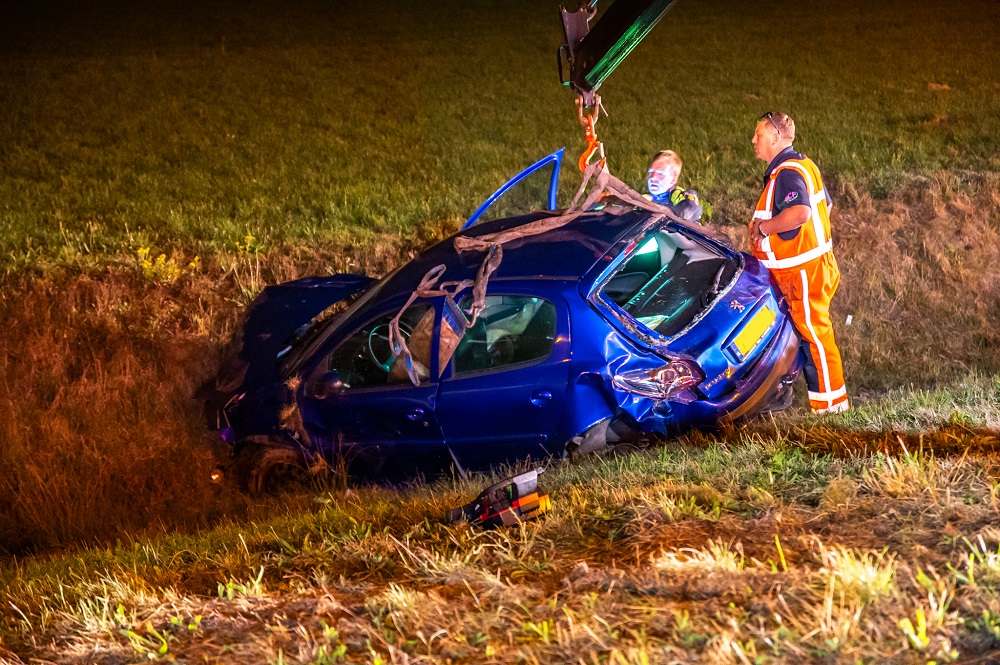 Vrouw lichtgewond na crash in sloot