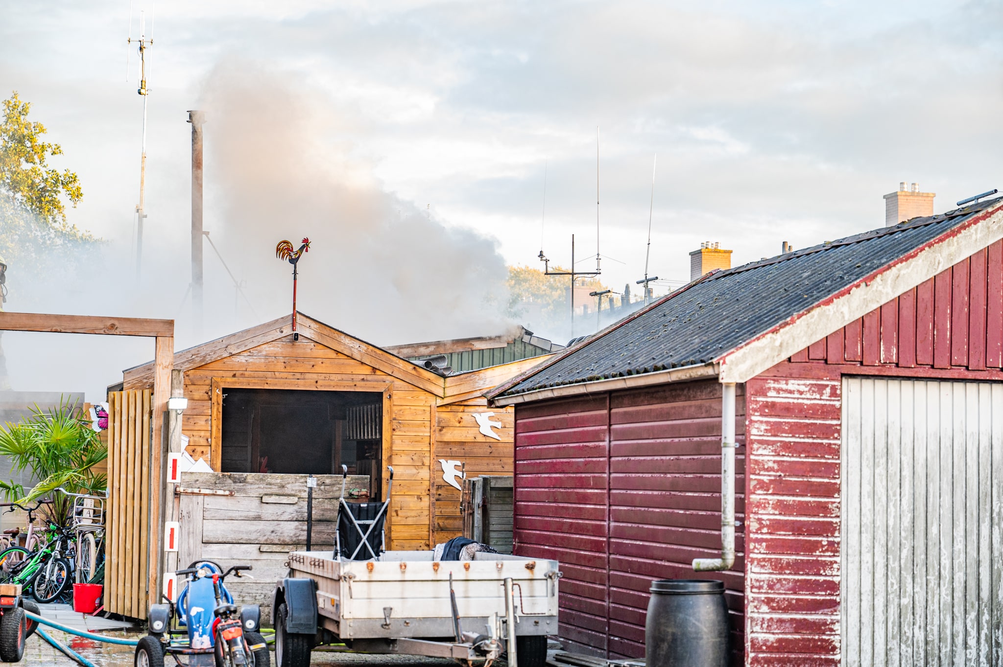 Veel rookontwikkeling bij brand in schuurtje