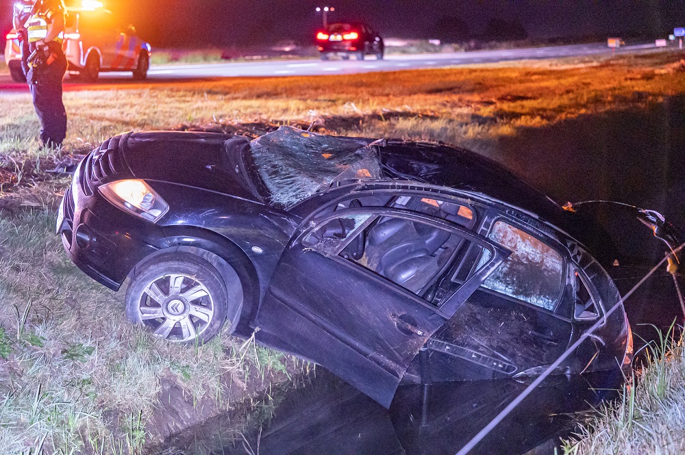 Auto raakt van de weg, slaat over de kop en belandt in sloot