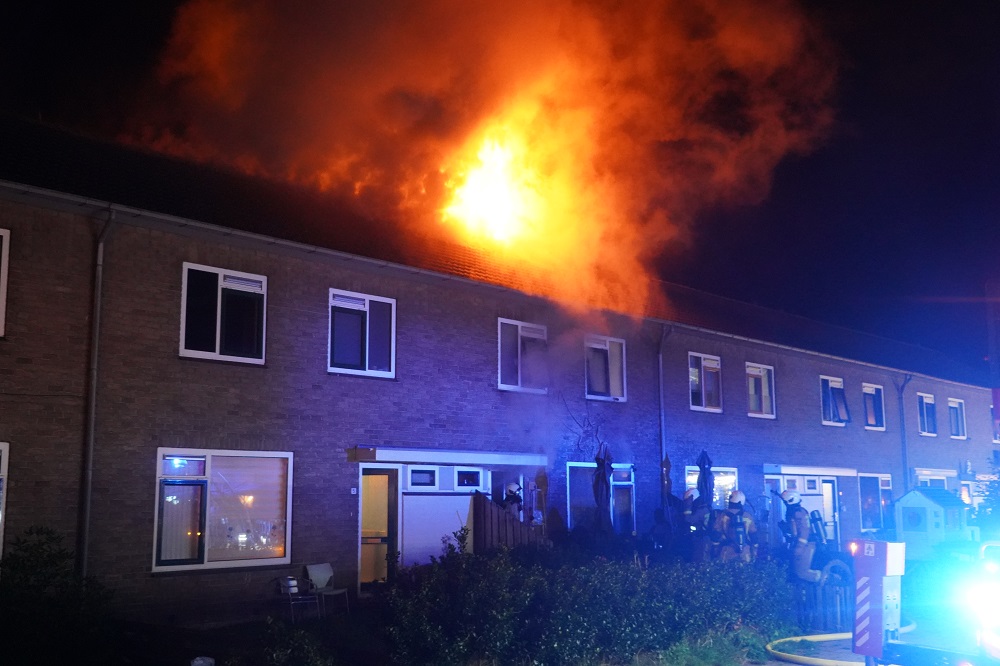 Uitslaande brand in rijtjeshuis, woonblok ontruimd