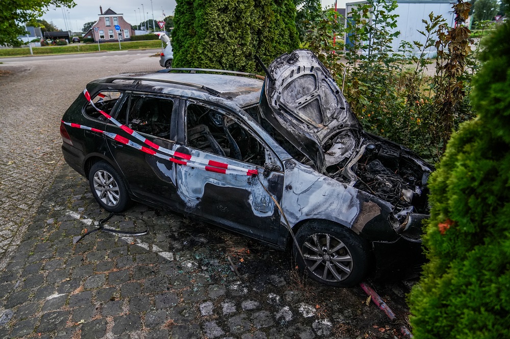 Geparkeerde auto door brand verwoest