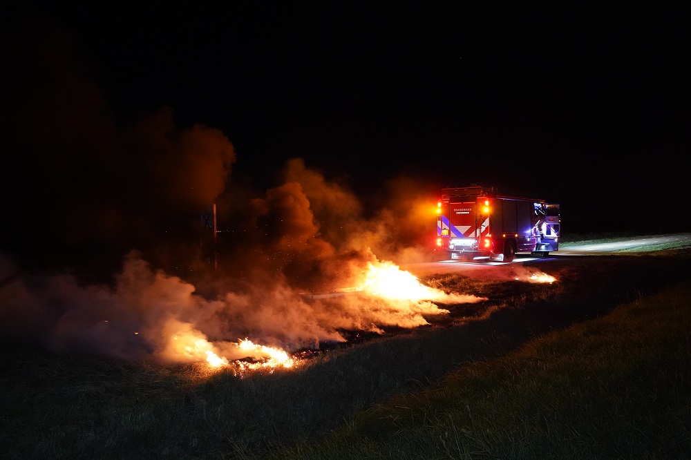 Autobanden in brand gestoken en verkeersbord beklad