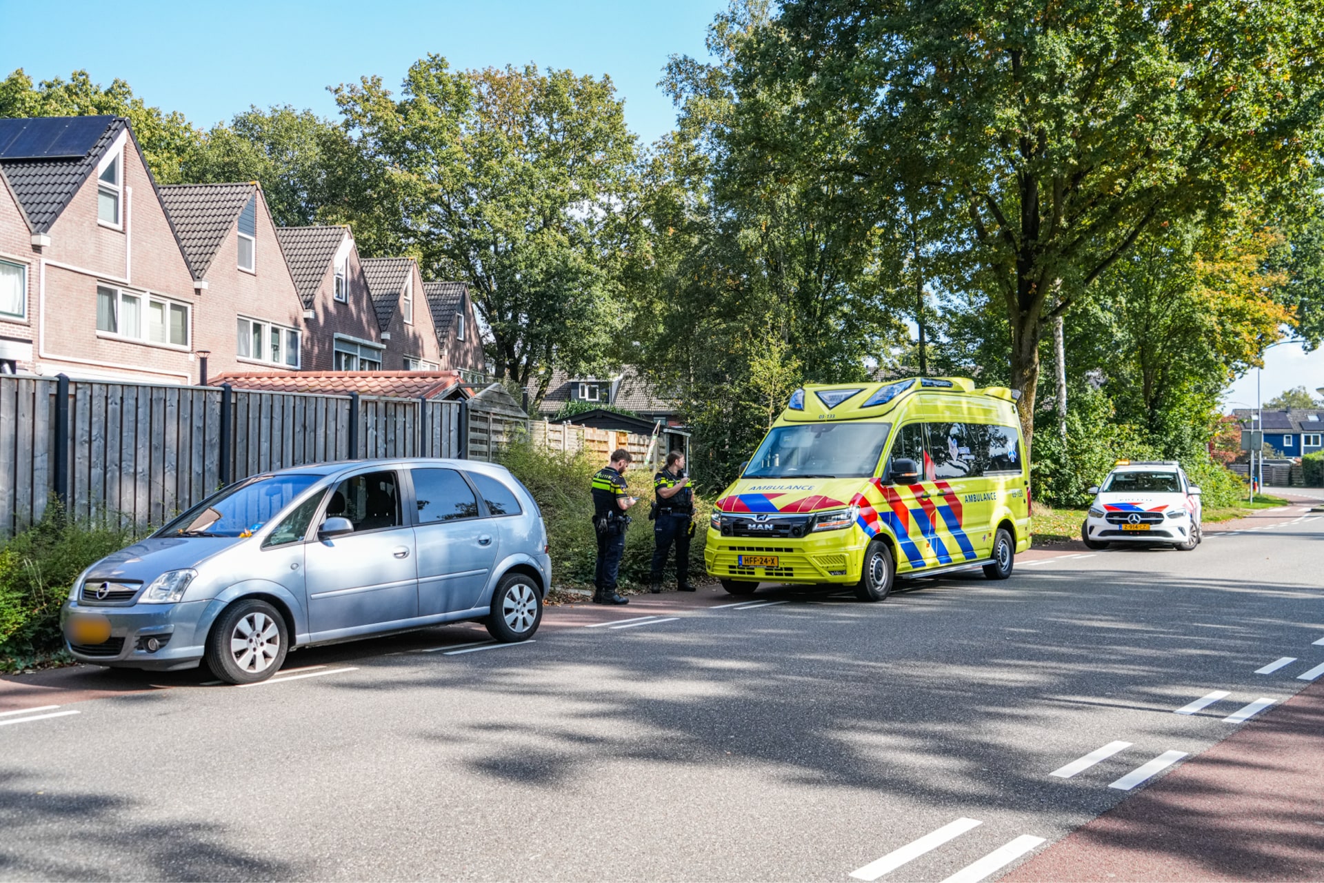 Auto botst op wegversmalling, bestuurdster naar ziekenhuis