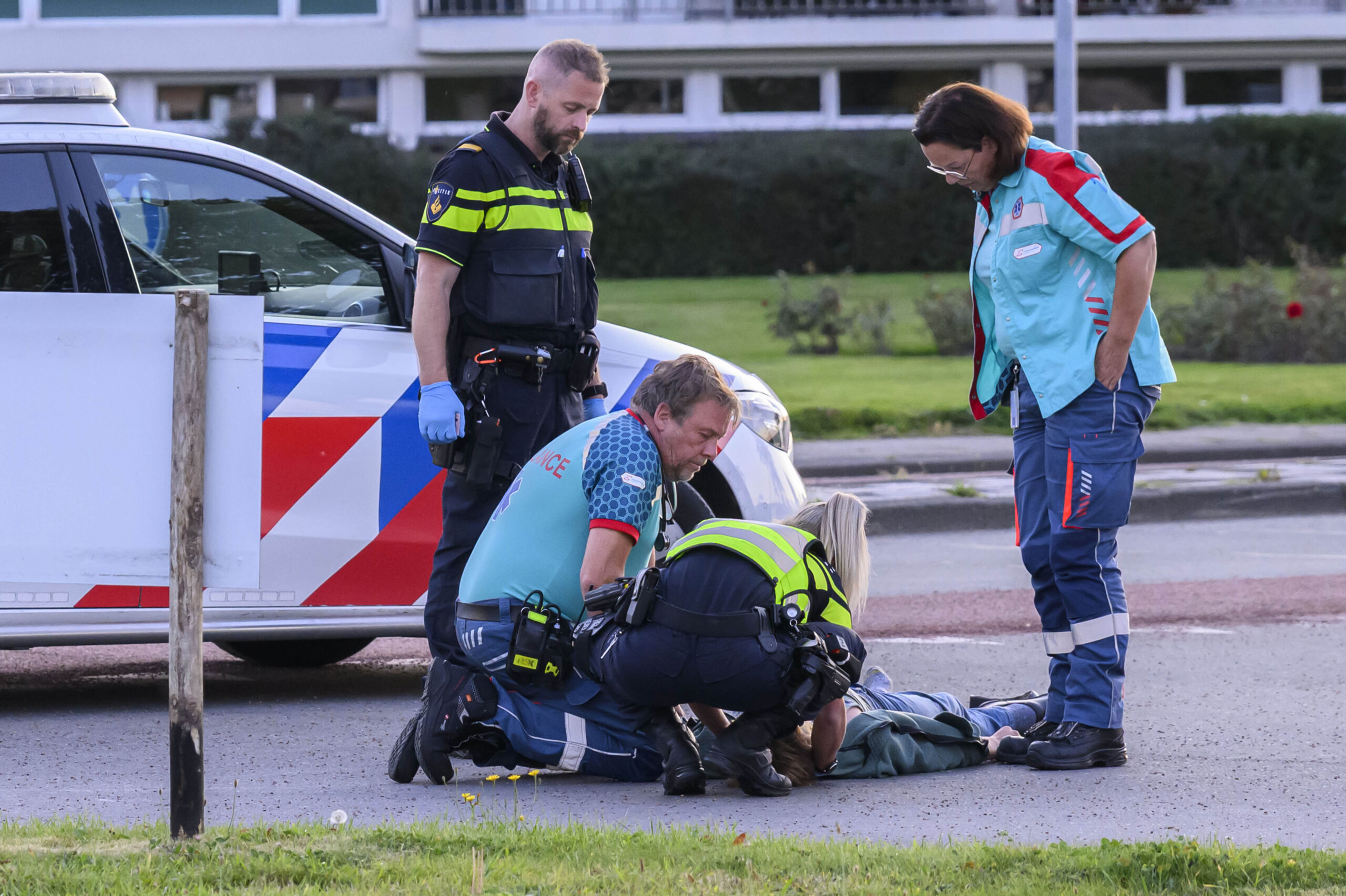 Jongen glijdt uit met gloednieuwe scooter op fietsstrook met los grind