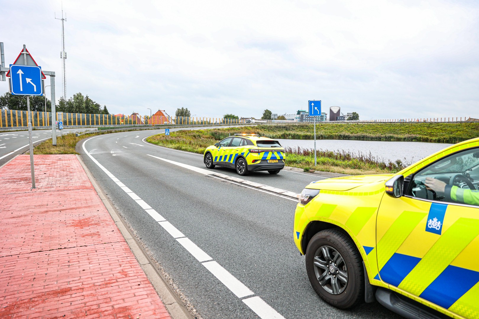 Trailer schiet los van vrachtwagen, oprit afgesloten