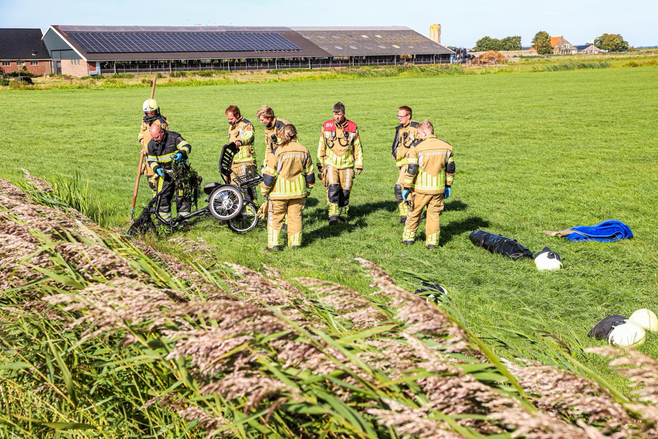 Fietser te water in Allingawier, man naar ziekenhuis gebracht