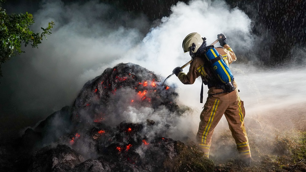 Bult met gemaaid gras vliegt in brand
