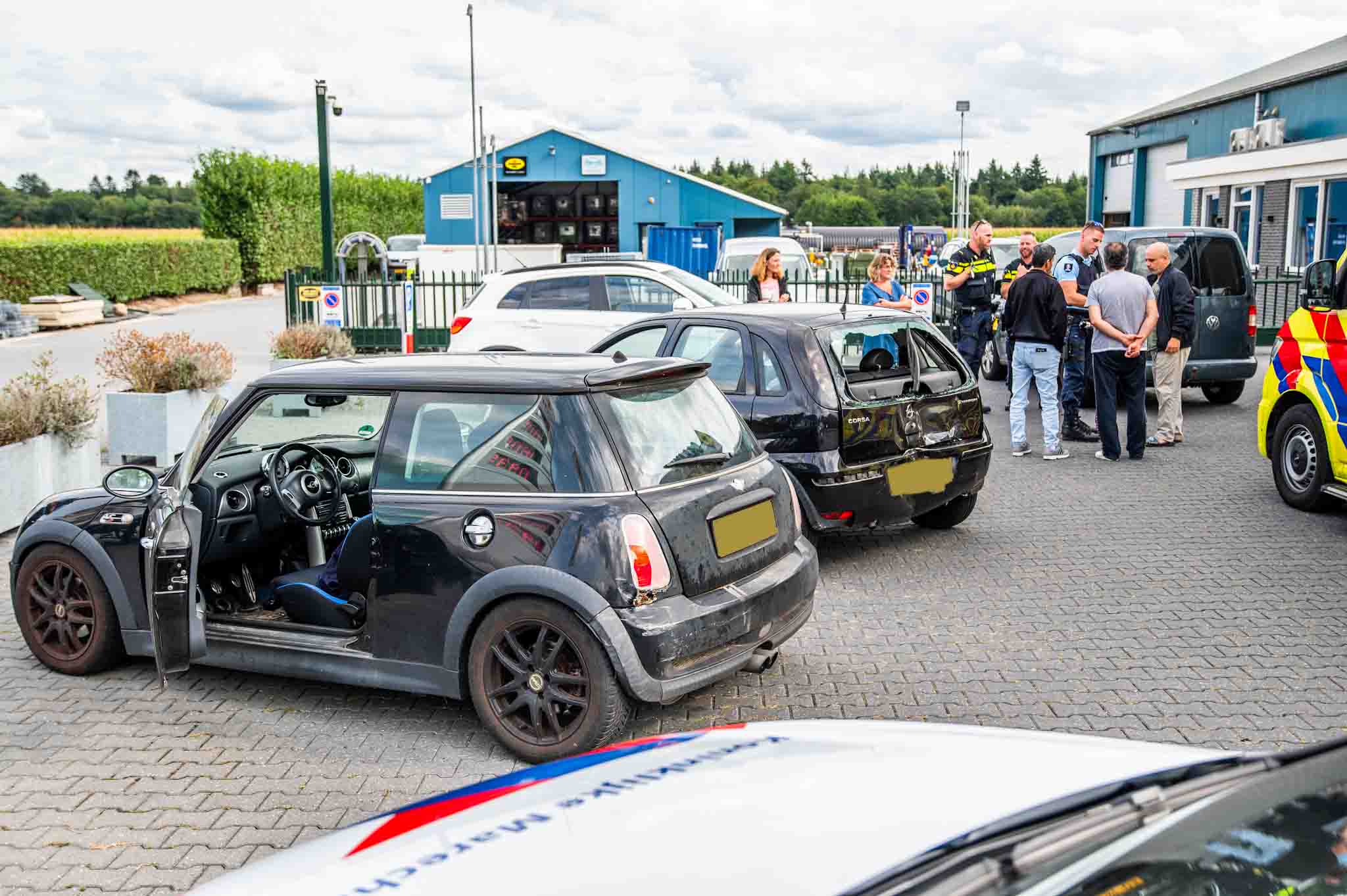 Kop-staartbotsing tussen drie auto’s zorgt voor flinke schade