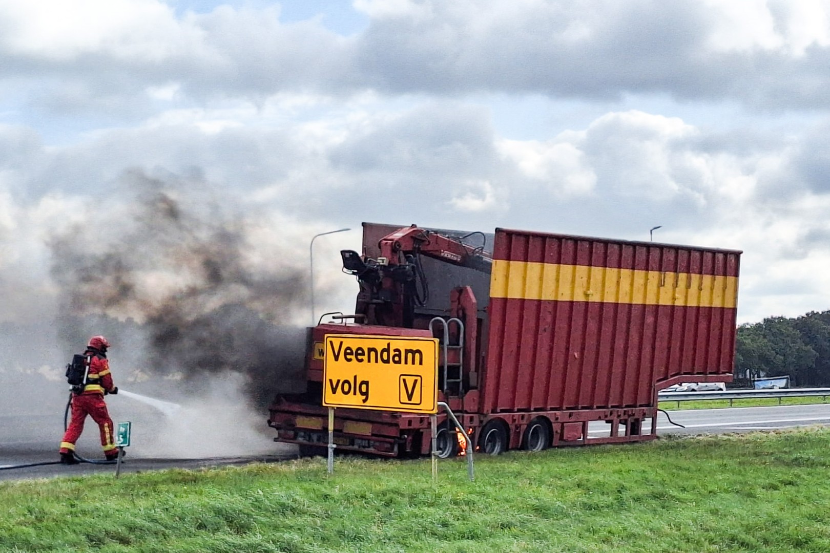 Felle brand verwoest trailer op snelweg