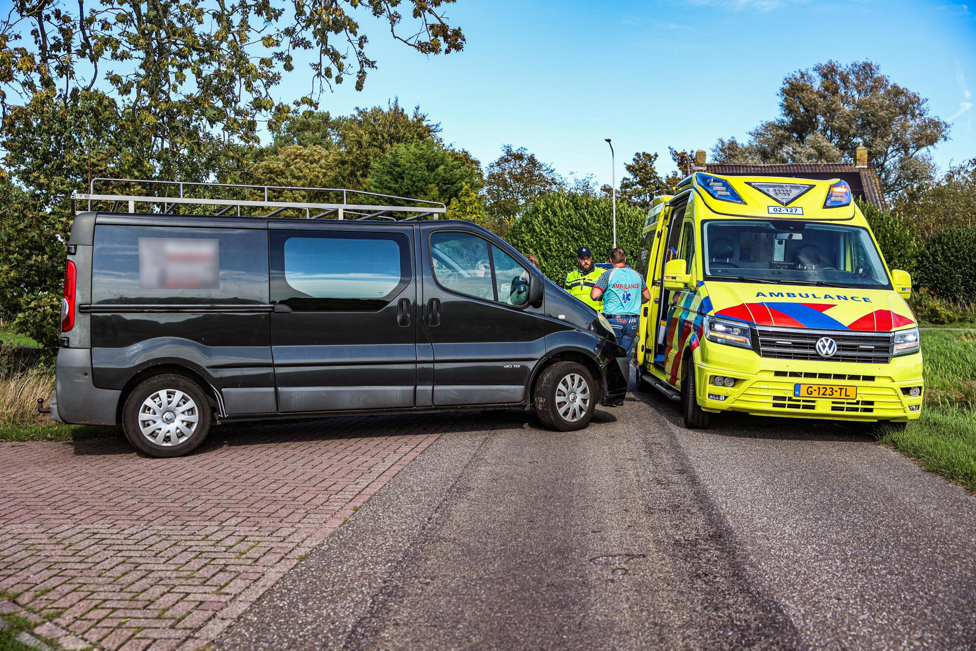 Wielrenner gewond na botsing met bestelbus
