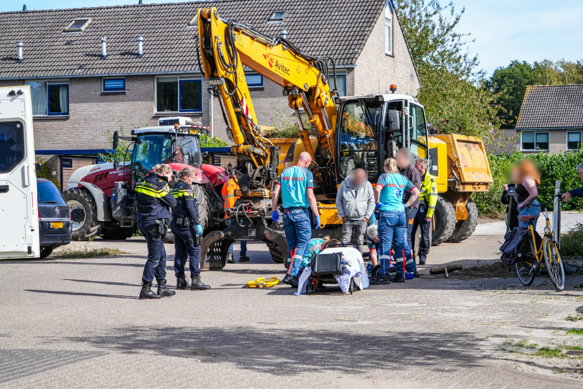 Voetganger zwaargewond na ongeval met graafmachine