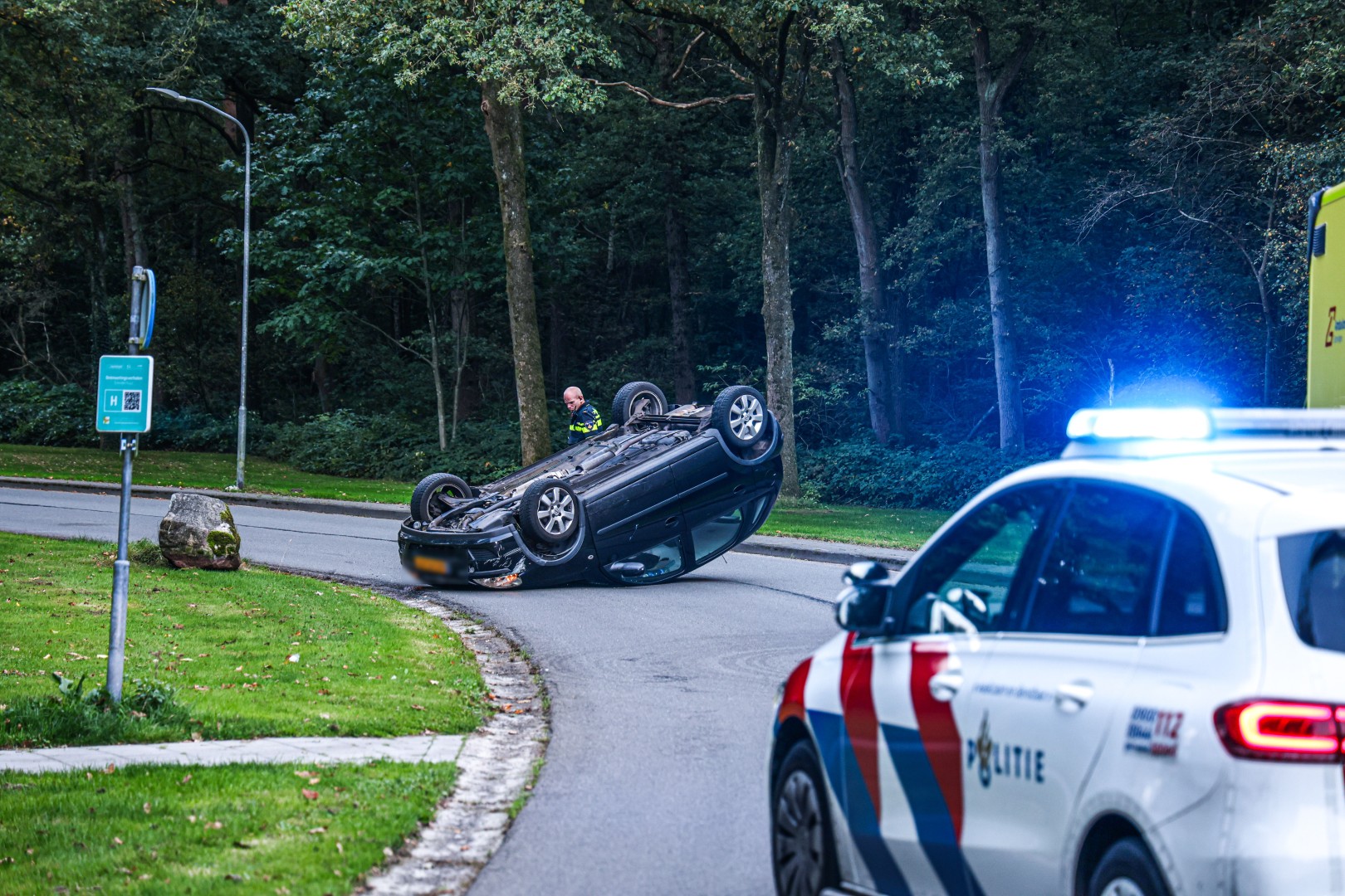 Auto slaat over de kop na botsing met kei