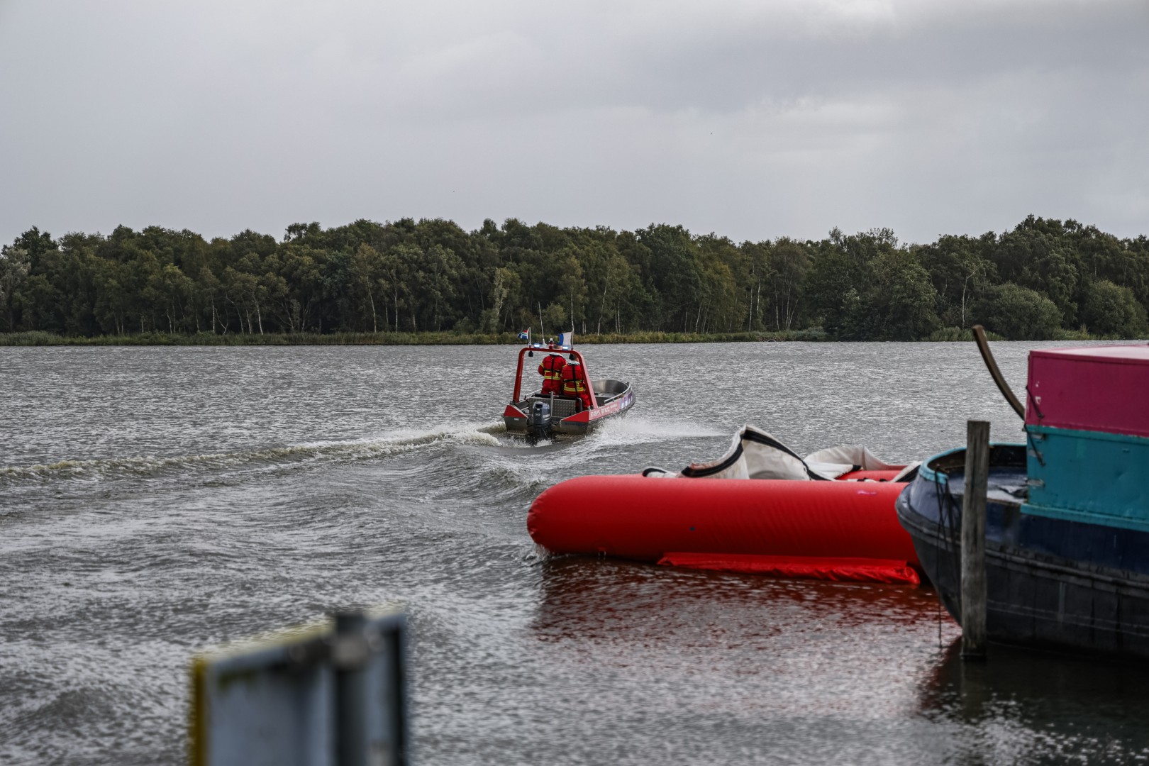 Boot slaat om; brandweer haalt opvarende uit het water