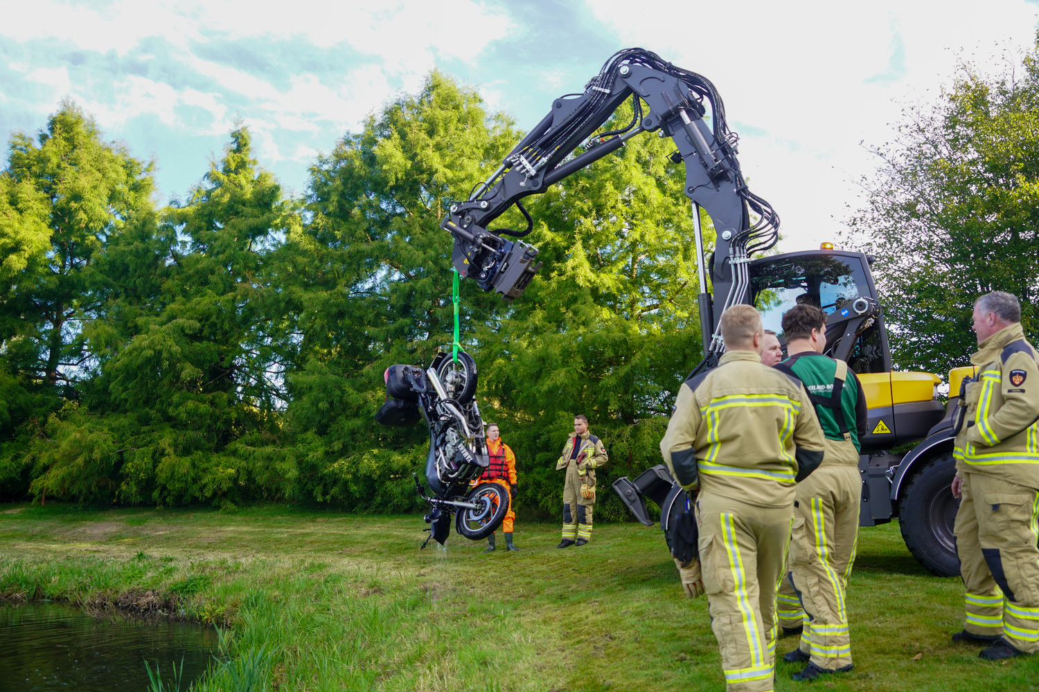 Motor in water gevonden, bestuurder spoorloos