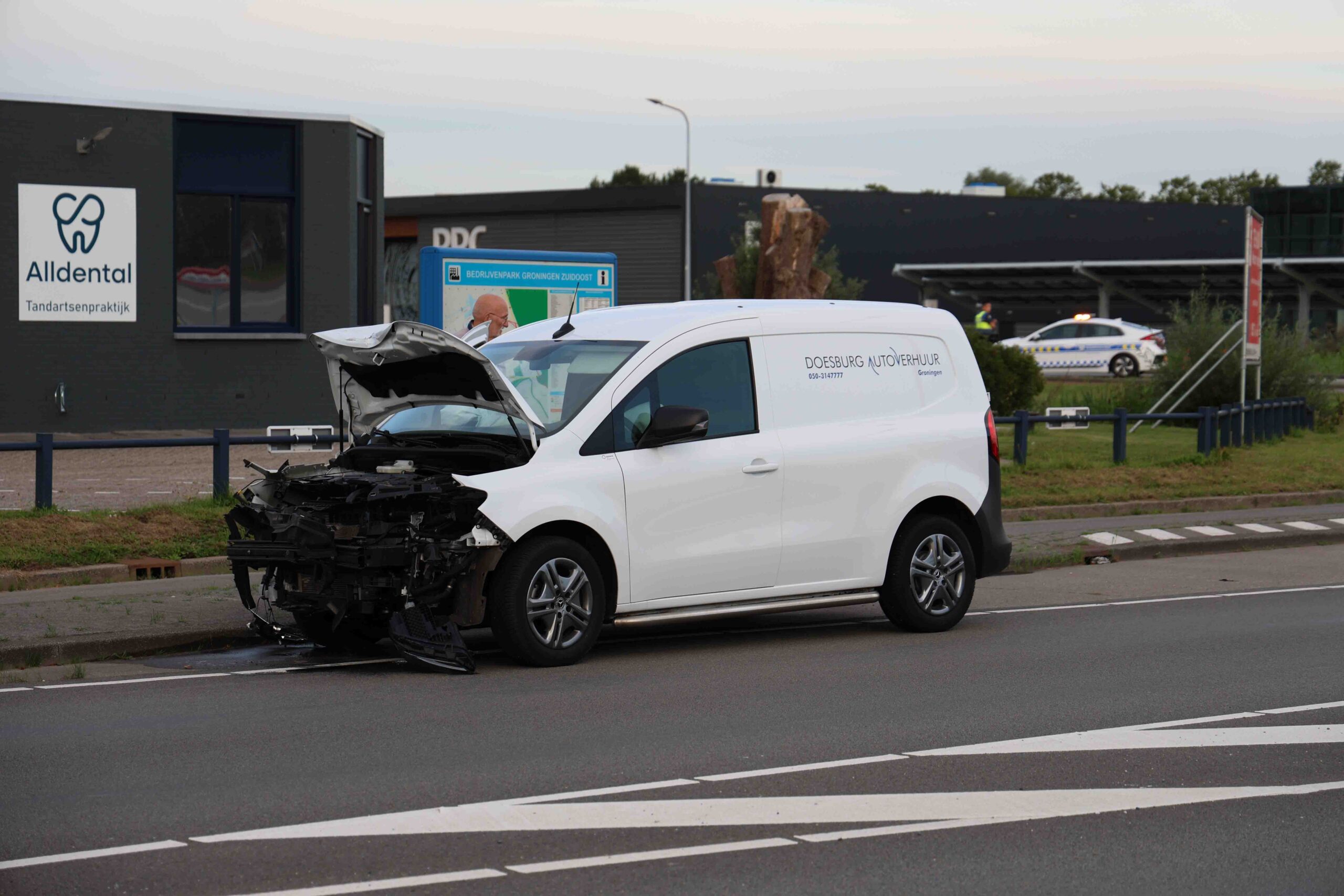Flinke schade bij botsing tussen twee auto’s op kruising