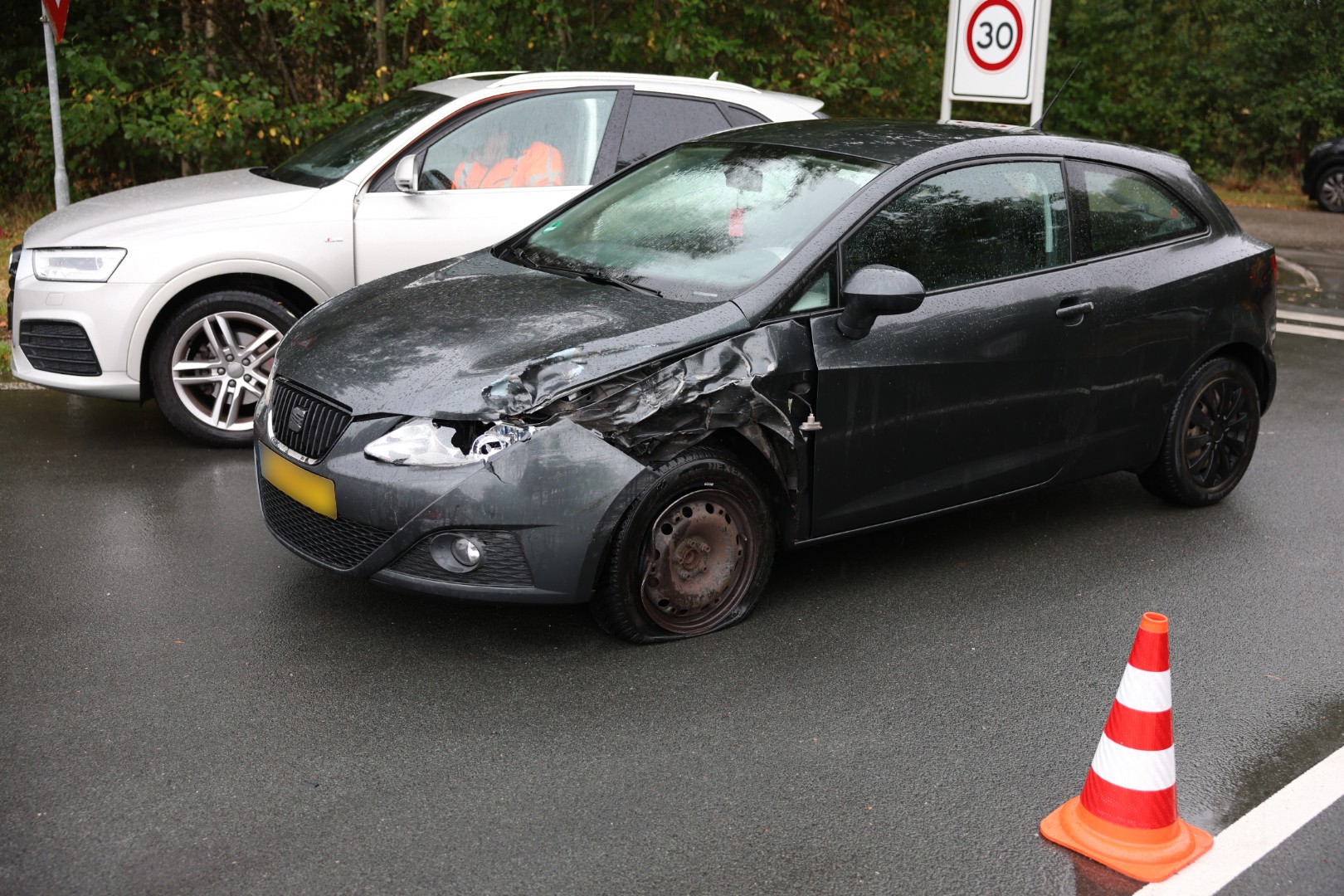 Schade na aanrijding op kruising, weg deels geblokkeerd