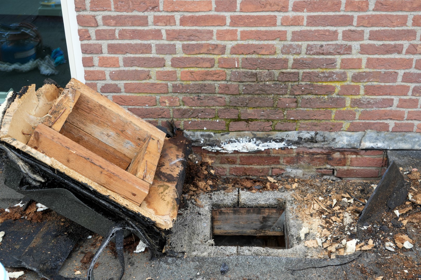 Smeulende plek in dak verzorgingshuis snel geblust