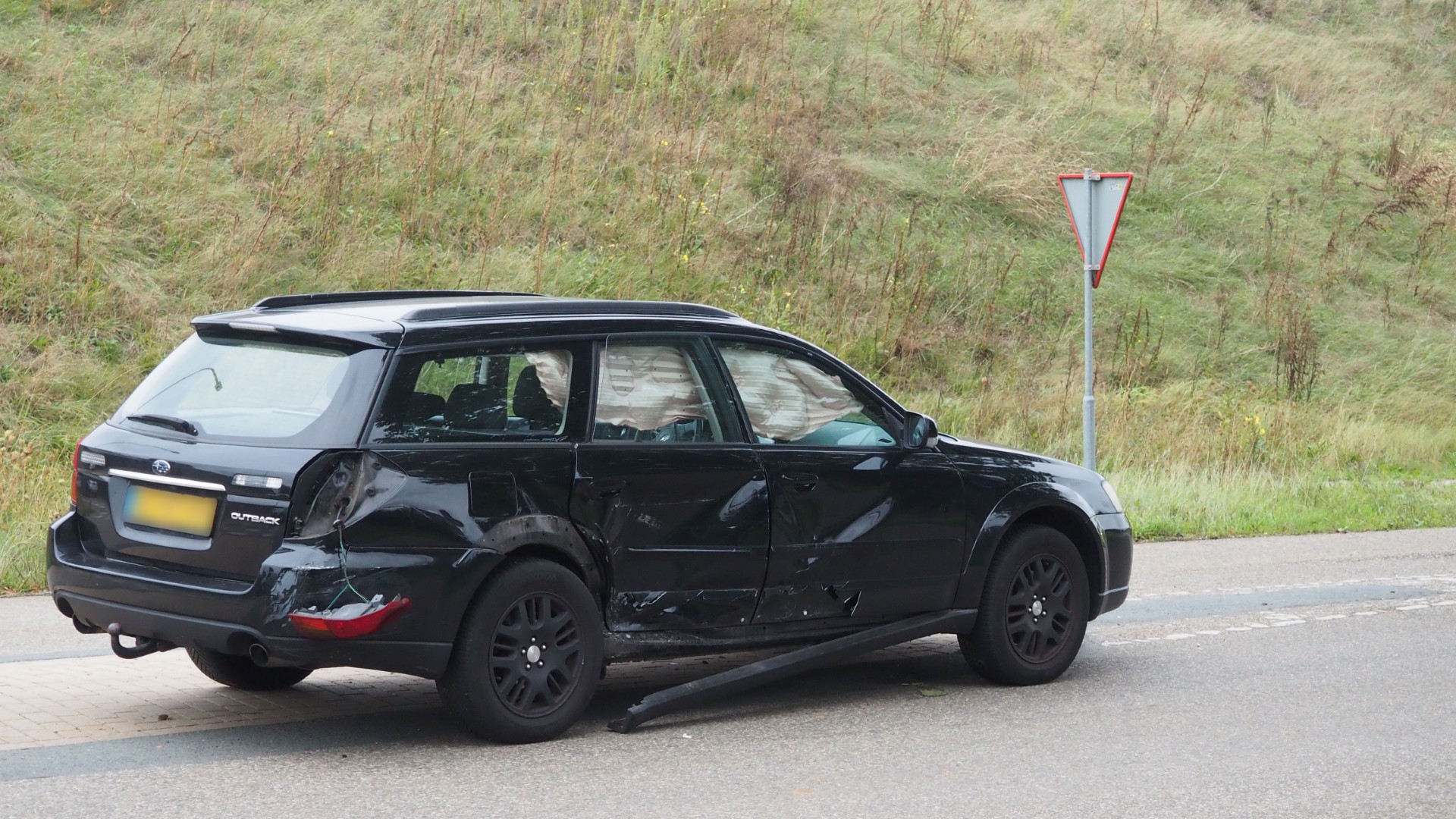 Twee auto’s botsen op oprit van provinciale weg