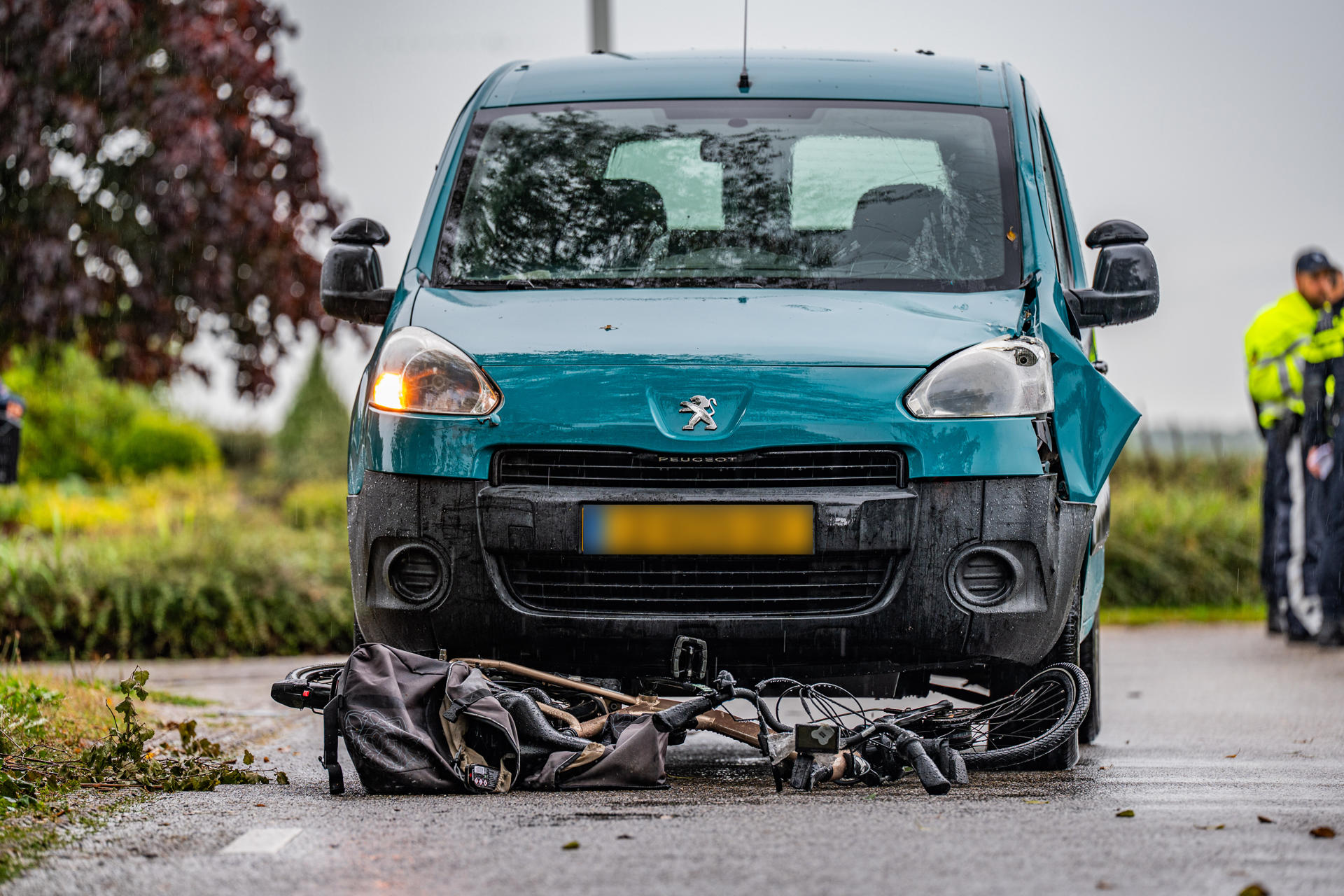 Fietser ernstig gewond bij botsing; automobilist (19) aangehouden