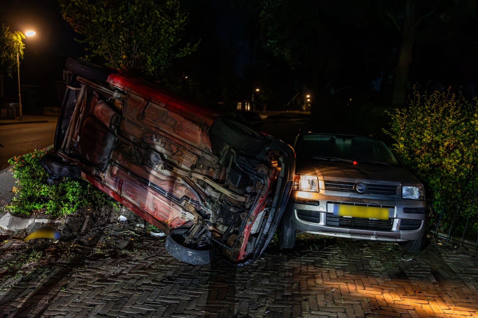 Auto op z’n kant aangetroffen, bestuurder spoorloos na ongeval