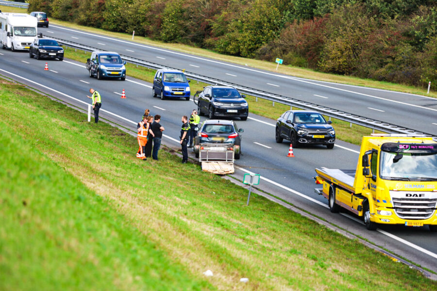 Aanhanger slaat over de kop: vertraging door rijbaanafsluiting