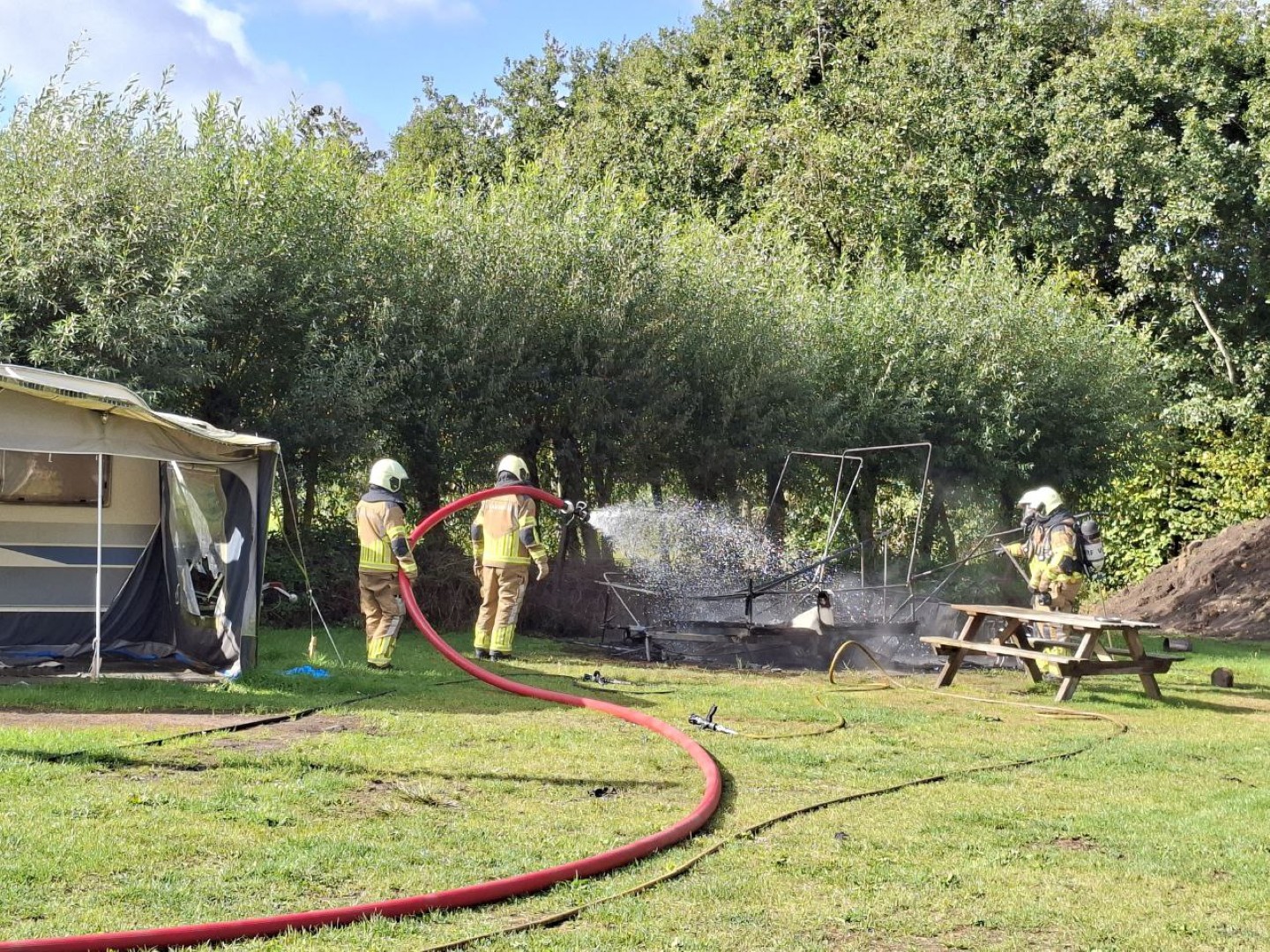 Grote rookontwikkeling bij caravanbrand op minicamping