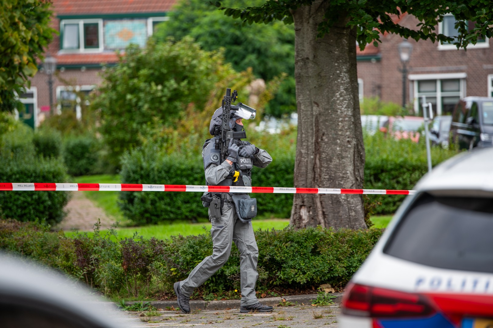 [FOTOSERIE & VIDEO] Arrestatieteam schiet man neer in woning