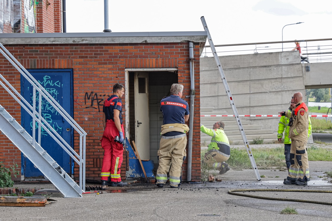 Deur vat vlam bij onkruidbranden, uitbreiding voorkomen