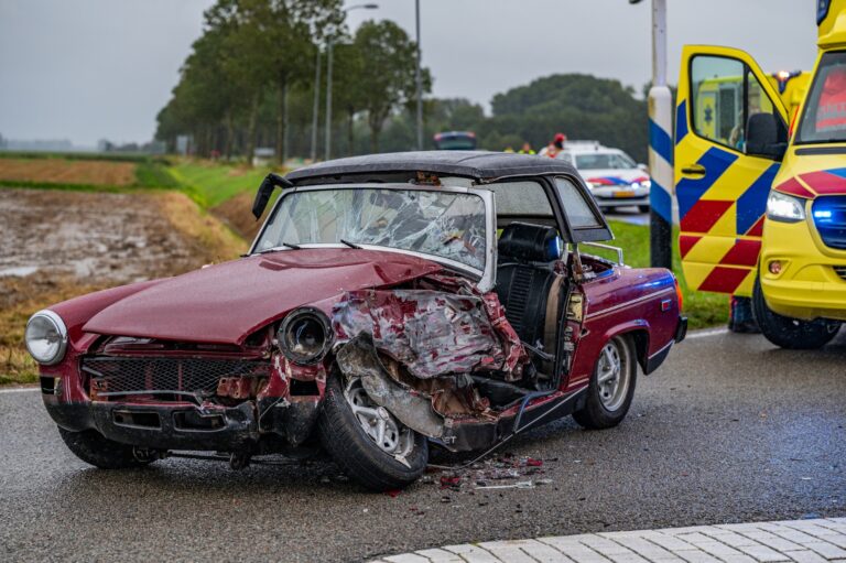 Automobilist zwaargewond bij ongeval met vrachtwagen