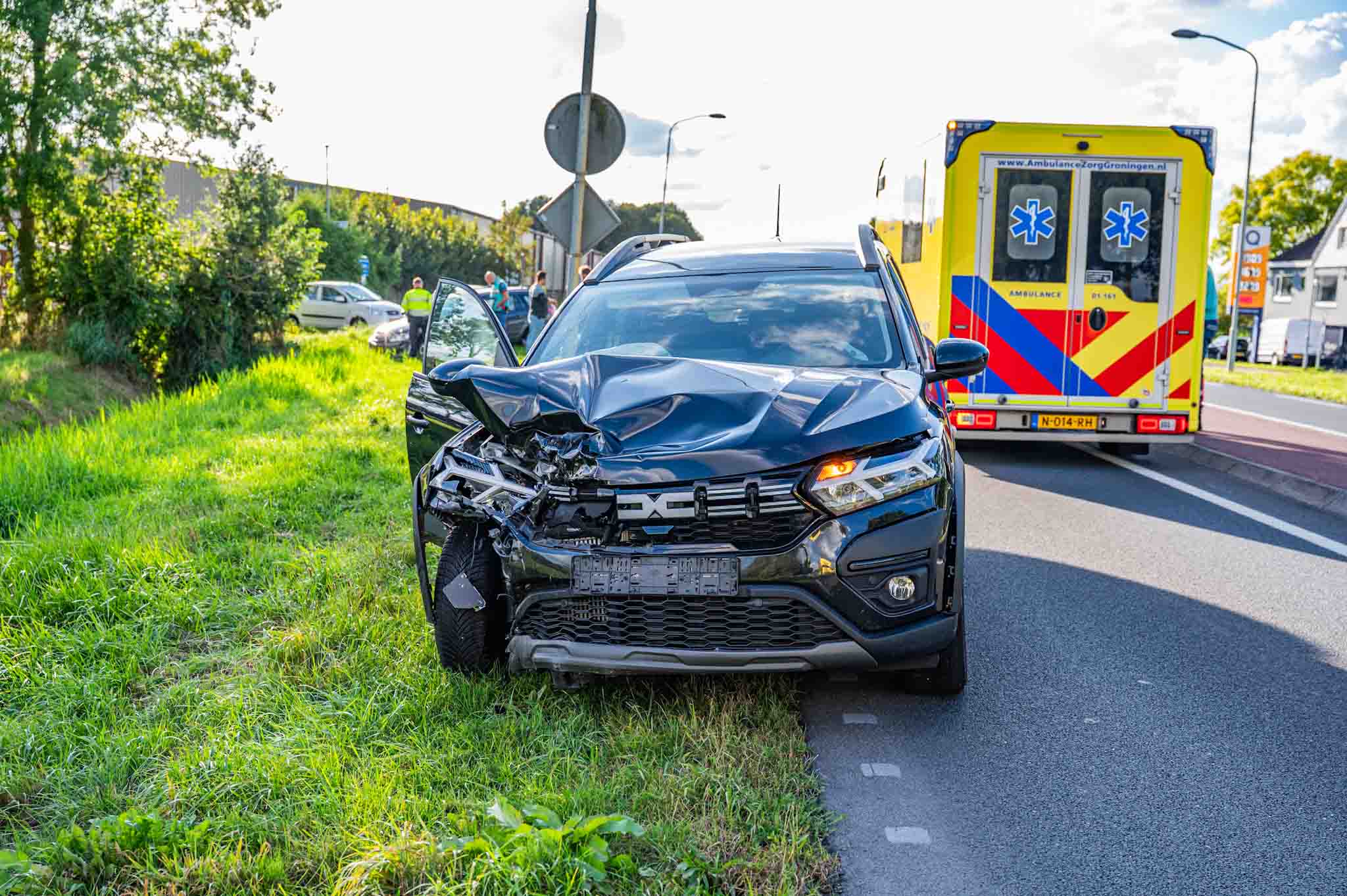 Vrouw naar ziekenhuis na flinke aanrijding tussen twee auto’s