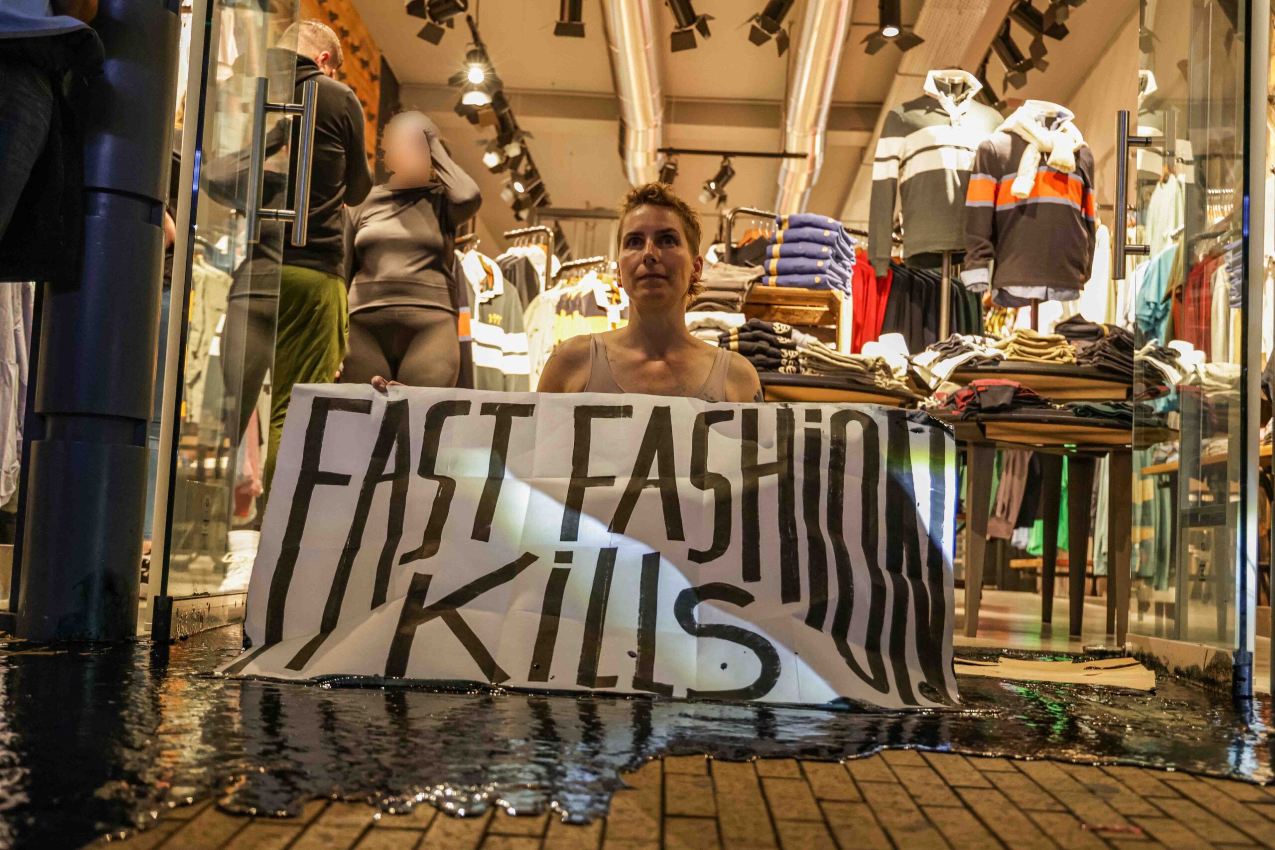 Demonstranten blokkeren winkelentrees tijdens protest tegen fast fashion