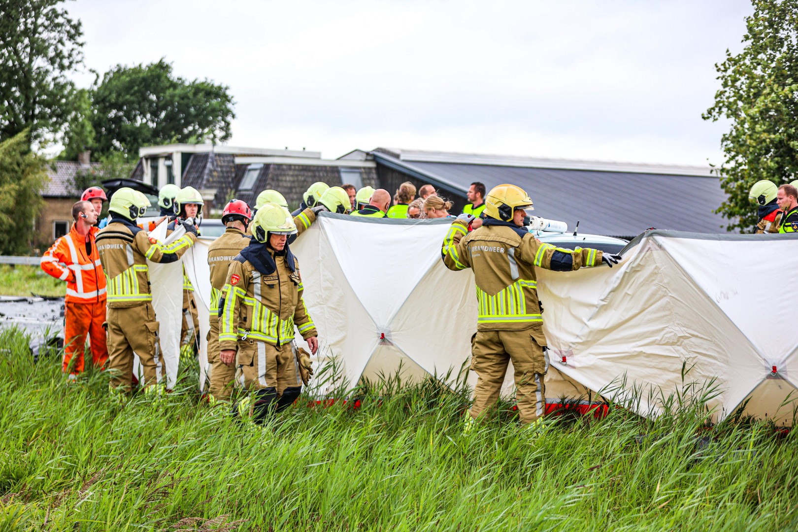 Frontale botsing tussen twee auto’s, weg volledig afgesloten