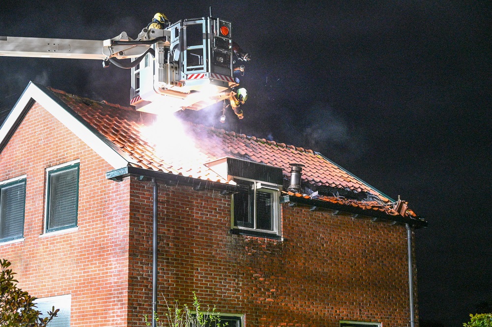 Schoorsteenbrand verwoest bovenverdieping van vrijstaande woning