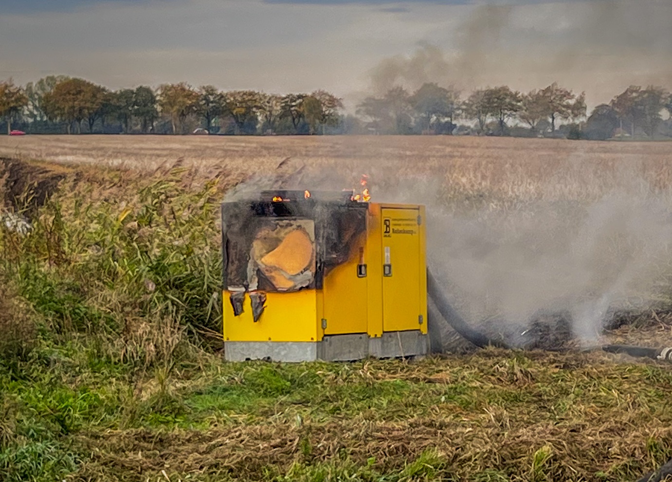 Pomp vliegt in brand bij akker