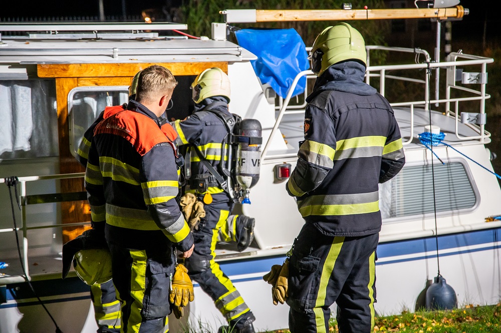 Brandweer rukt uit voor brandalarm op boot