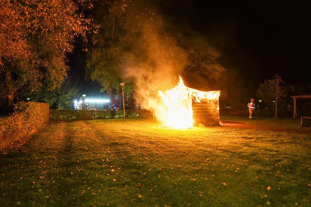 Schuurtje bij woonzorgcomplex door brand verwoest