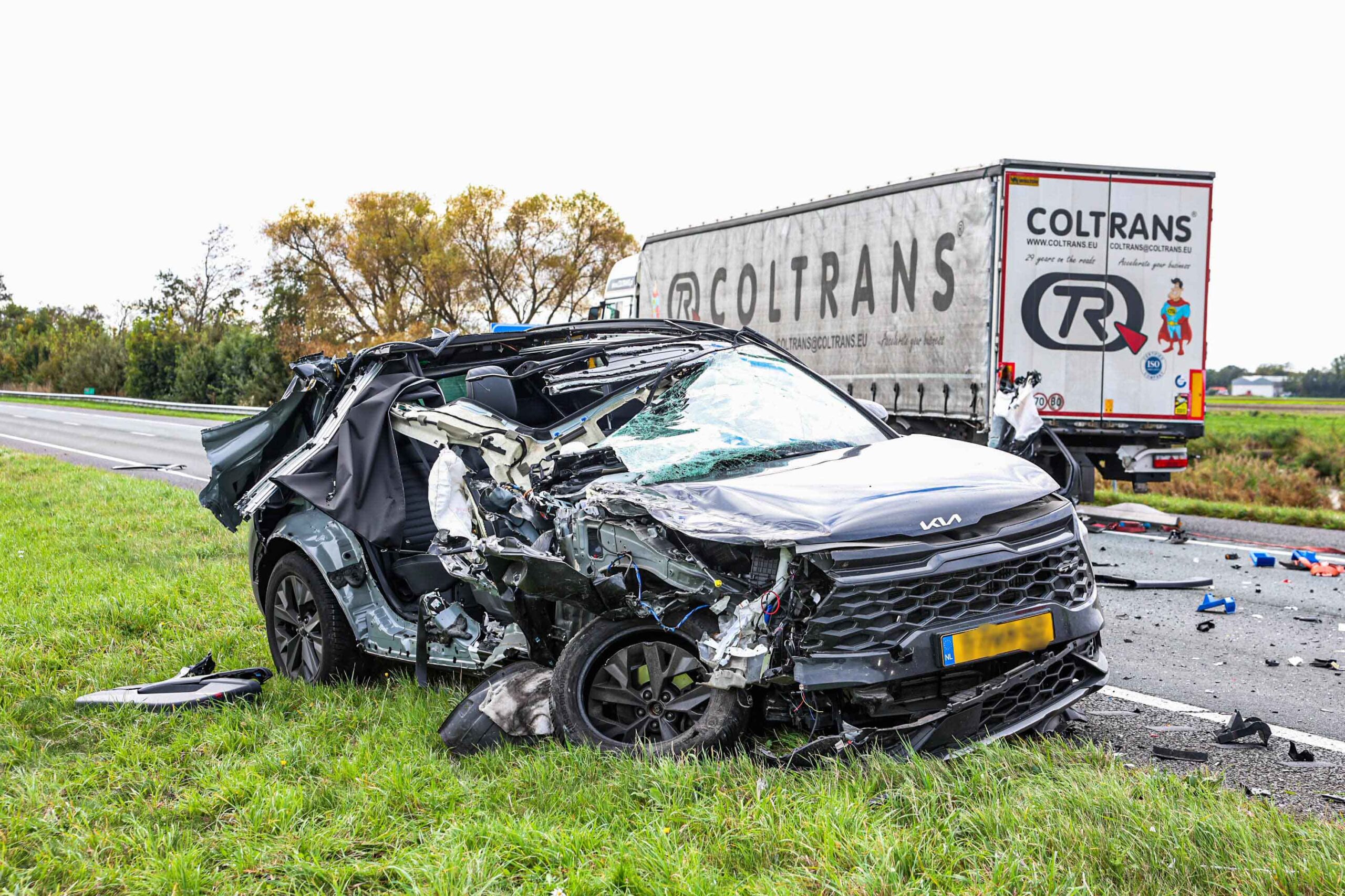 Ernstig ongeval tussen vrachtwagen en personenauto op snelweg